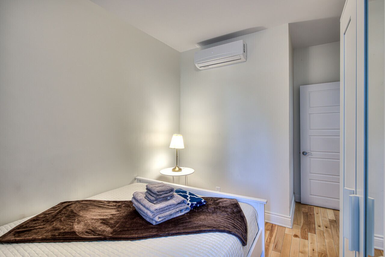 2 bedrooms, desk, iron/ironing board, WiFi