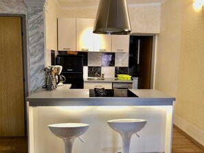 Fridge, microwave, stovetop, dishwasher