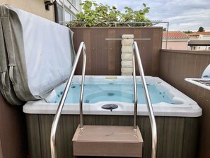 Outdoor spa tub - Apartment Oak with shared hot tub (Sabunike)