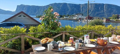 Cozy vacation apartment directly on the fjord
