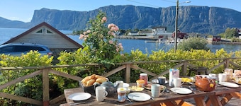 Cozy vacation apartment directly on the fjord