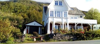 Cozy vacation apartment directly on the fjord