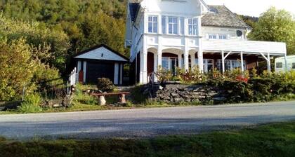Cozy vacation apartment directly on the fjord