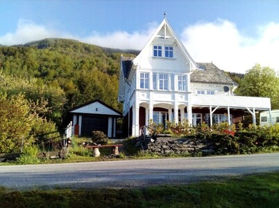 Cozy vacation apartment directly on the fjord