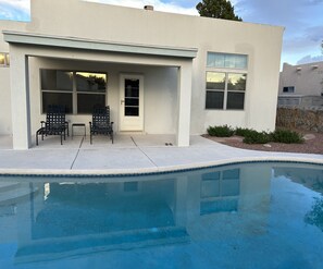 Outdoor pool - Quiet neighborhood with stunning views of the Organ Mountains. (Las Cruces)