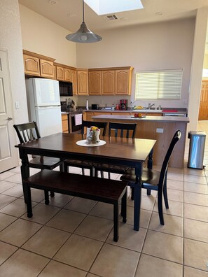 Dining - Quiet neighborhood with stunning views of the Organ Mountains. (Las Cruces)