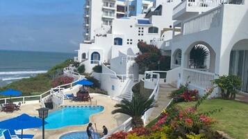 Alberca al aire libre y alberca climatizada