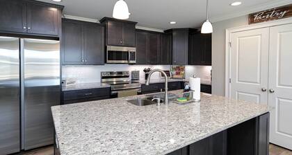 Spacious Hazel Green Home w/ Fireplace, Yard!