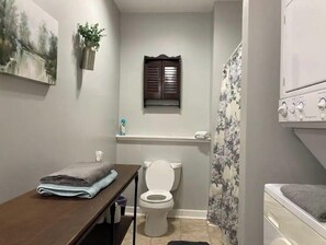 Shower - 3 Beds in Roomy Apt - UNH, Portsmouth, Dover (Dover)