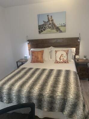 4 habitaciones, escritorio y tabla de planchar con plancha 