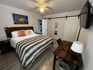 4 habitaciones, escritorio y tabla de planchar con plancha 