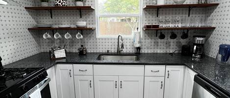 冰箱、微波炉、烤箱、炉灶