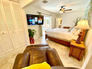 4 bedrooms, desk, iron/ironing board, travel cot - Belleair Manor by the Beach, Heated Pool + Theater (Largo)
