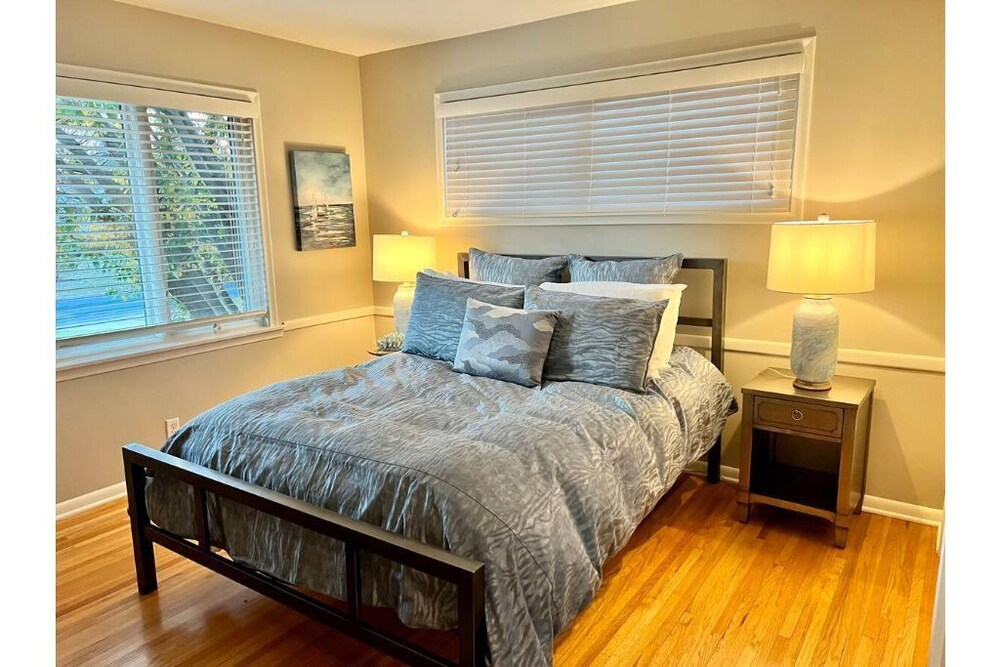 Modern 4+ bed, fenced yard, attached garage home in a wonderful