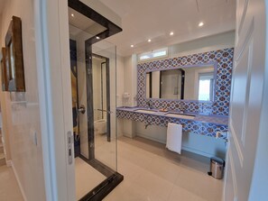 Regadera, secadora de cabello, bidet, toallas 