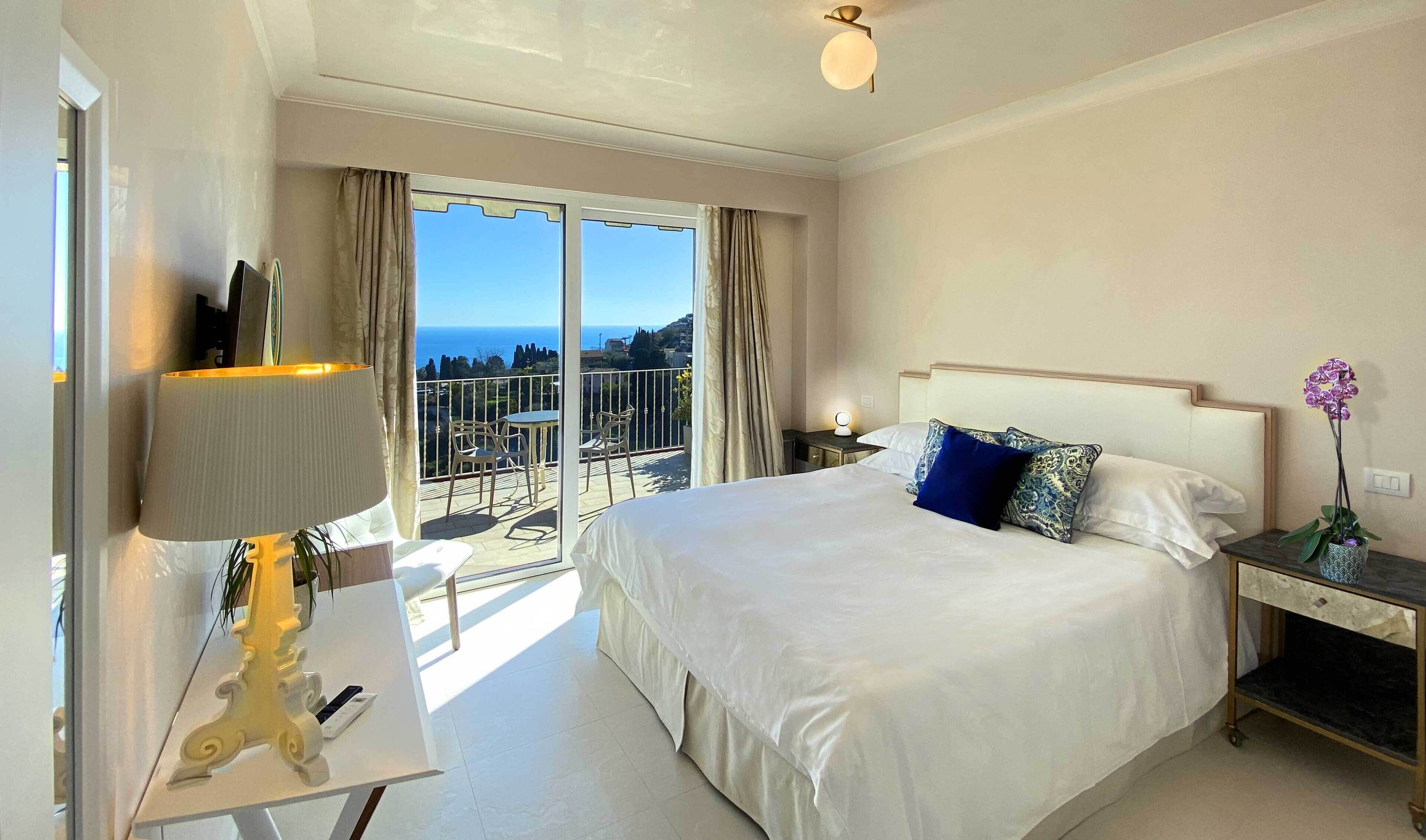 3 chambres, coffres-forts dans les chambres, fer et planche à repasser