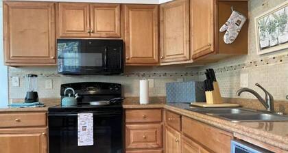 🍷Wine & WiFi✔️at Riverwalk! Full Kitchen - Parking!