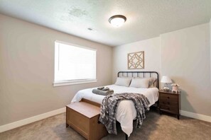 2 bedrooms, desk, iron/ironing board, WiFi