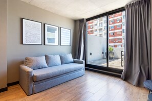 ラグジュアリー アパートメント (9A) | リビング エリア | 40 インチのスマートテレビ (ケーブル放送視聴可)、Netflix、有料ム  ービー