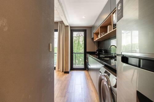 Appartement (1B) | Cuisine privée | Grand réfrigérateur, micro-ondes, four, plaque de cuisson