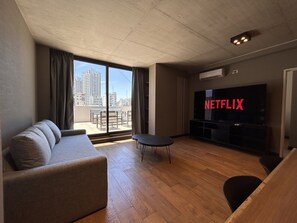 Apartment (9A) | Living area | 40-inch Smart TV with cable channels, Netflix, pay films - Live Palermo Hollywood Boutique Apartments (Buenos Aires)