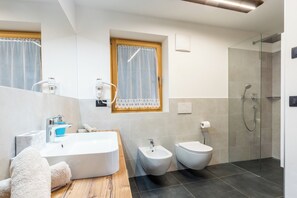 Shower, bidet - Lüch de Corona. Quiet location, no traffic, ideal for families (Trentino-Alto Adige)