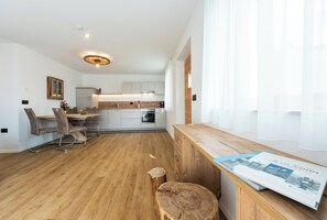 Kühlschrank, Ofen, Geschirrspüler, Wasserkocher mit Kaffee-/Teezubehör