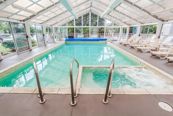 Indoor pool - Oceancliff Resort I & II (Newport)
