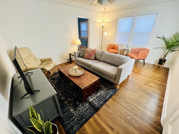 Smart-TV, Bücher, Stereoanlage