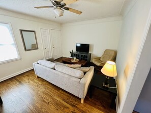 Smart TV, books, stereo - Cozy 2 bedrooms in the heart of historic Linden Hills Neighborhood (Minneapolis)