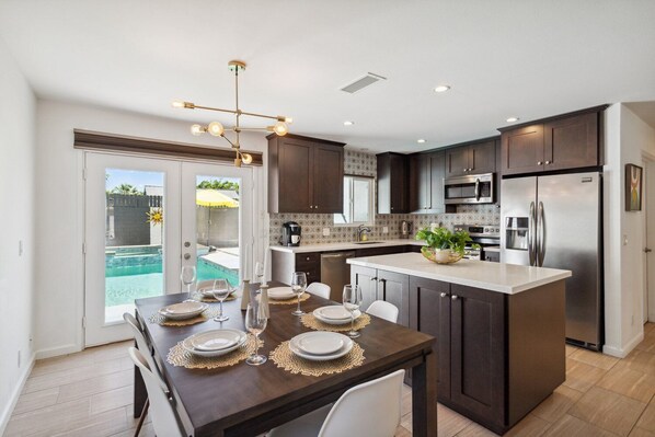 Fridge, microwave, oven, stovetop - Desert Gem! New Saltwater Pool, Close to Hiking Trails + Golf Courses (La Quinta)