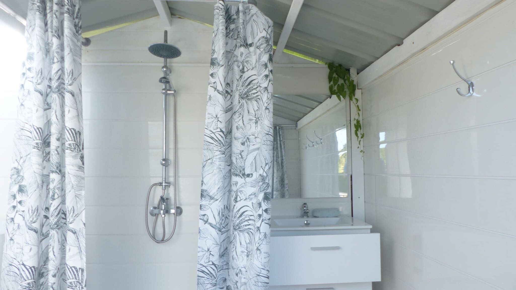 Douche, sèche-cheveux, serviettes fournies