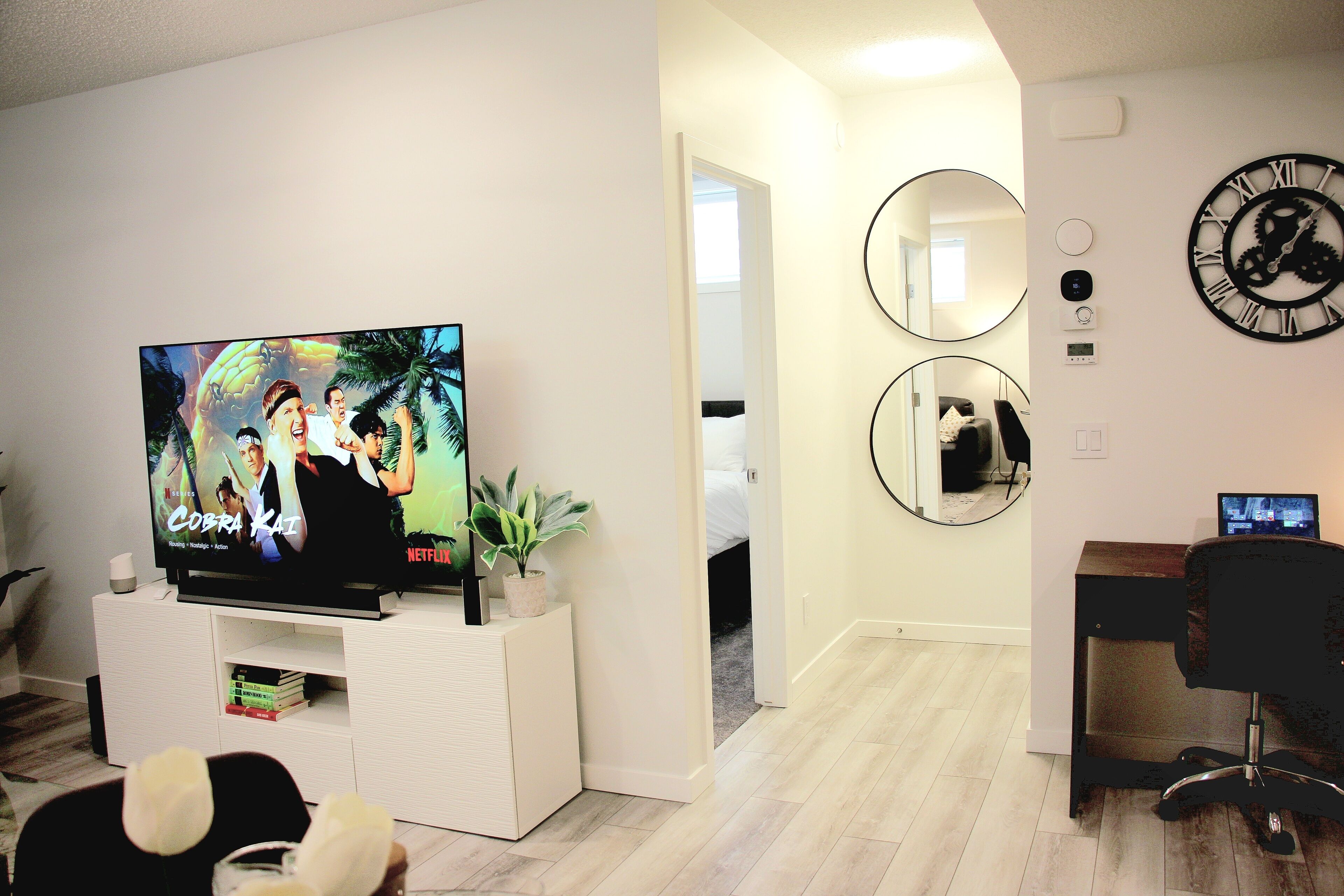 2 slaapkamers, een bureau, een strijkplank/strijkijzer, reisbedje