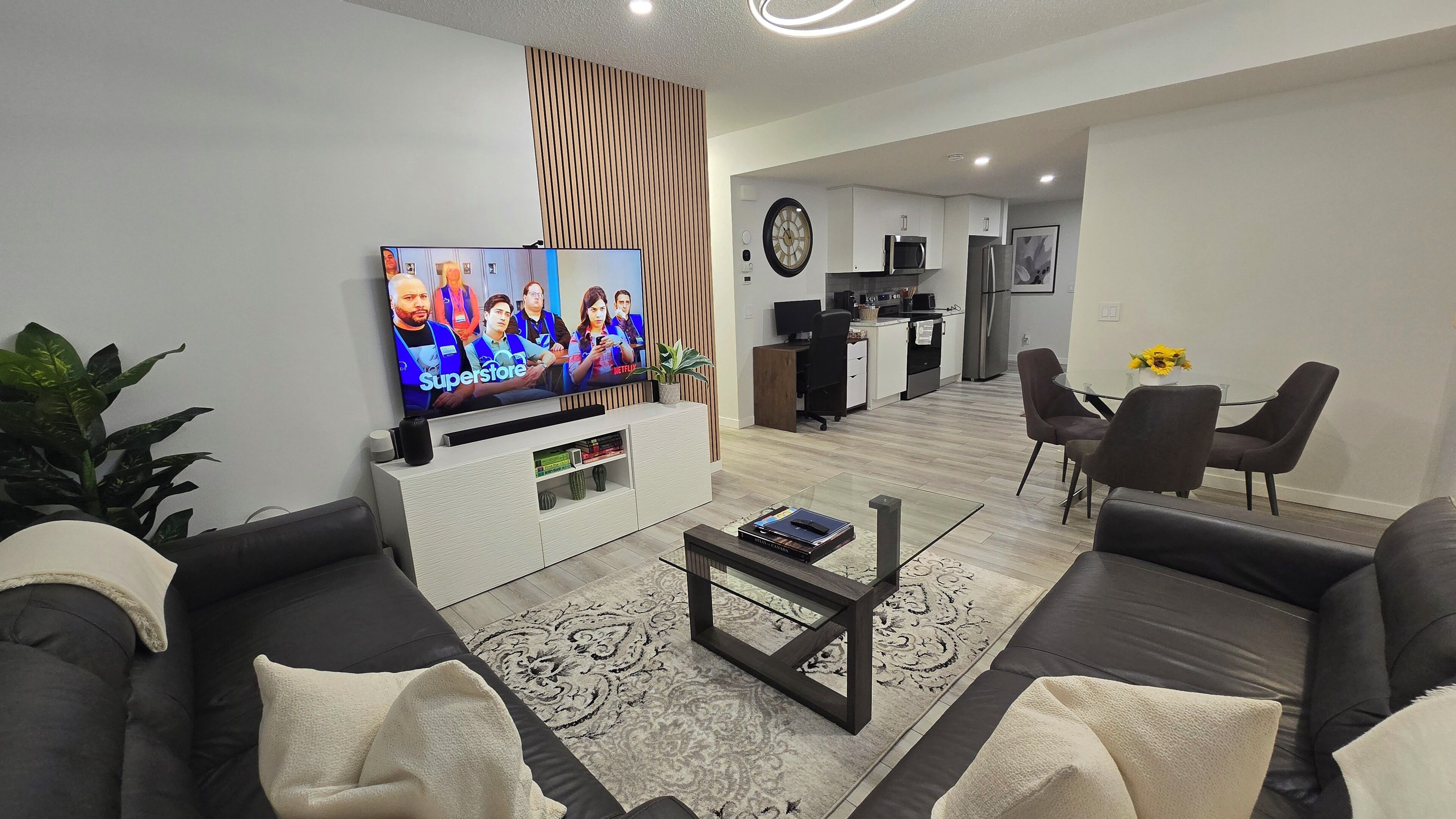 スマートテレビ、書庫、PC モニター