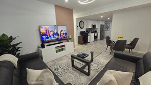 TV connectée, livres, écrans d'ordinateur