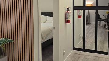 2 habitaciones, escritorio y tabla de planchar con plancha