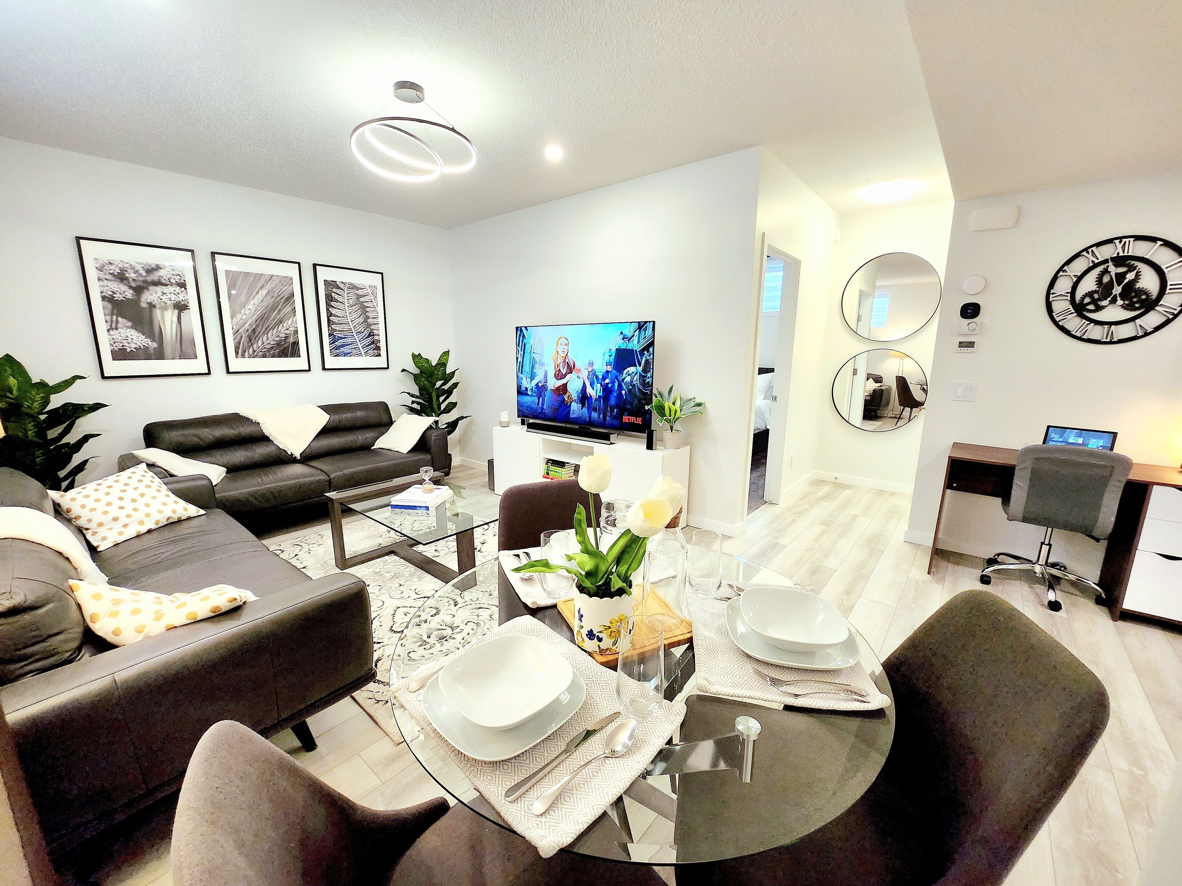 Téléviseur connecté, livres, écran d’ordinateur