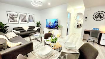 Téléviseur connecté, livres, écran d’ordinateur