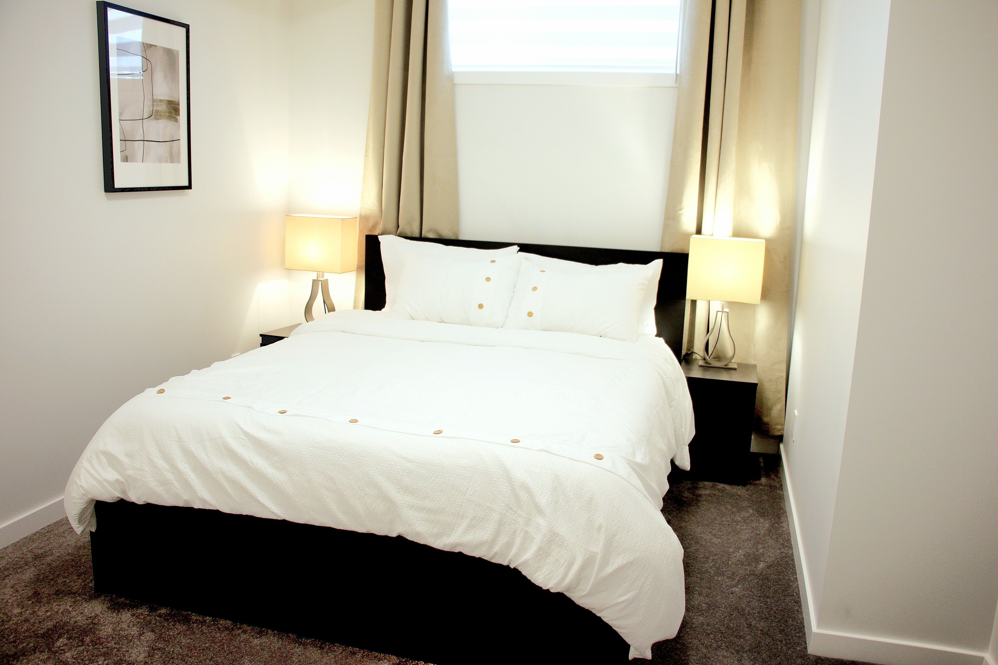 2 chambres, bureau, fer et planche à repasser, lit de bébé portatif