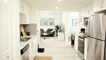 Een koelkast, een magnetron, een oven, een kookplaat