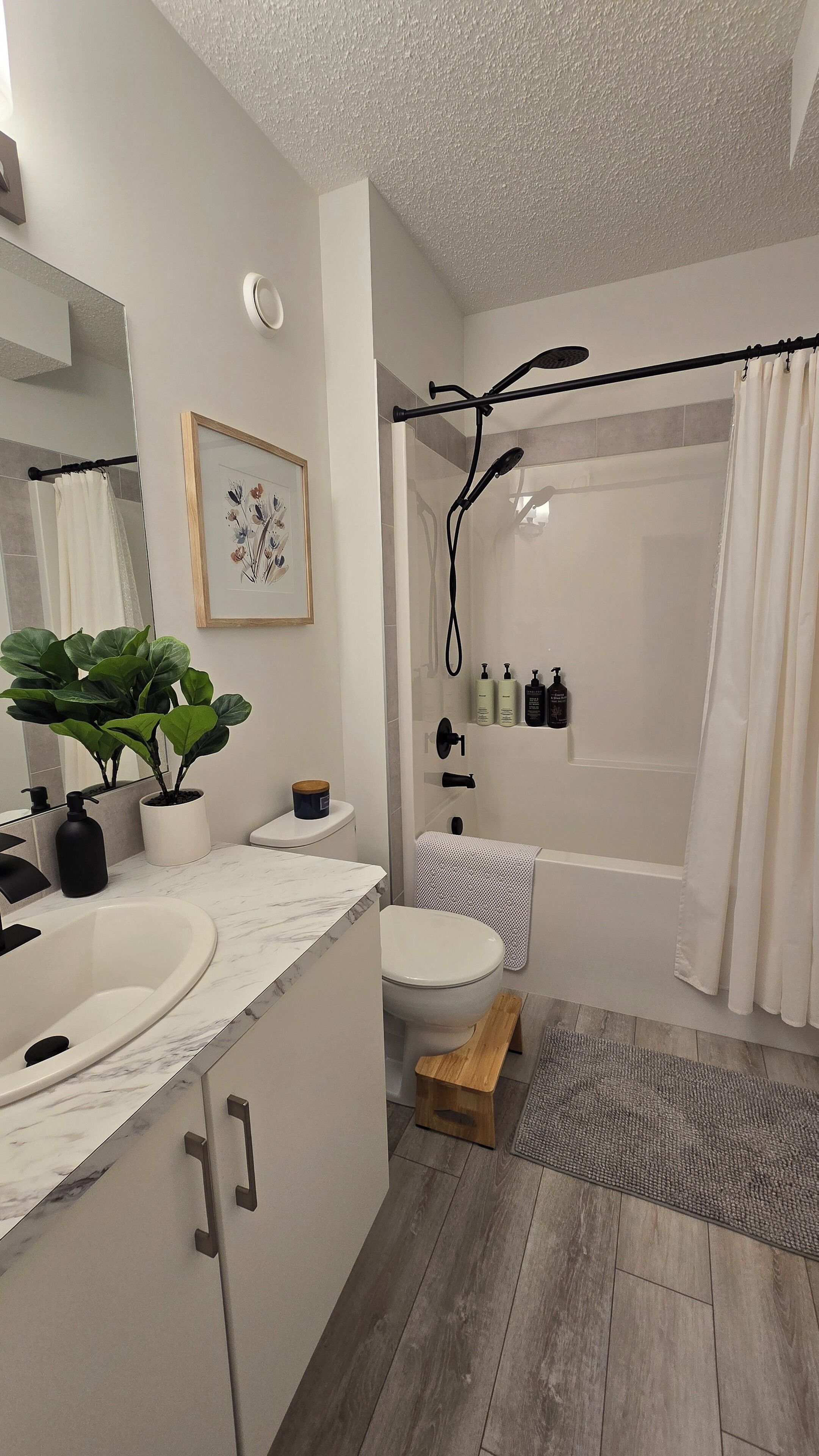 Combined shower/bathtub, hair dryer, towels, soap