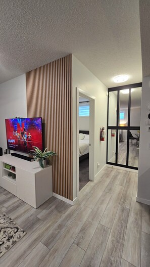 2 bedrooms, desk, iron/ironing board, travel crib - Cozy and Luxurious suite in Lake Community of Mahogany (Calgary)