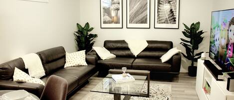 TV connectée, livres, écrans d'ordinateur