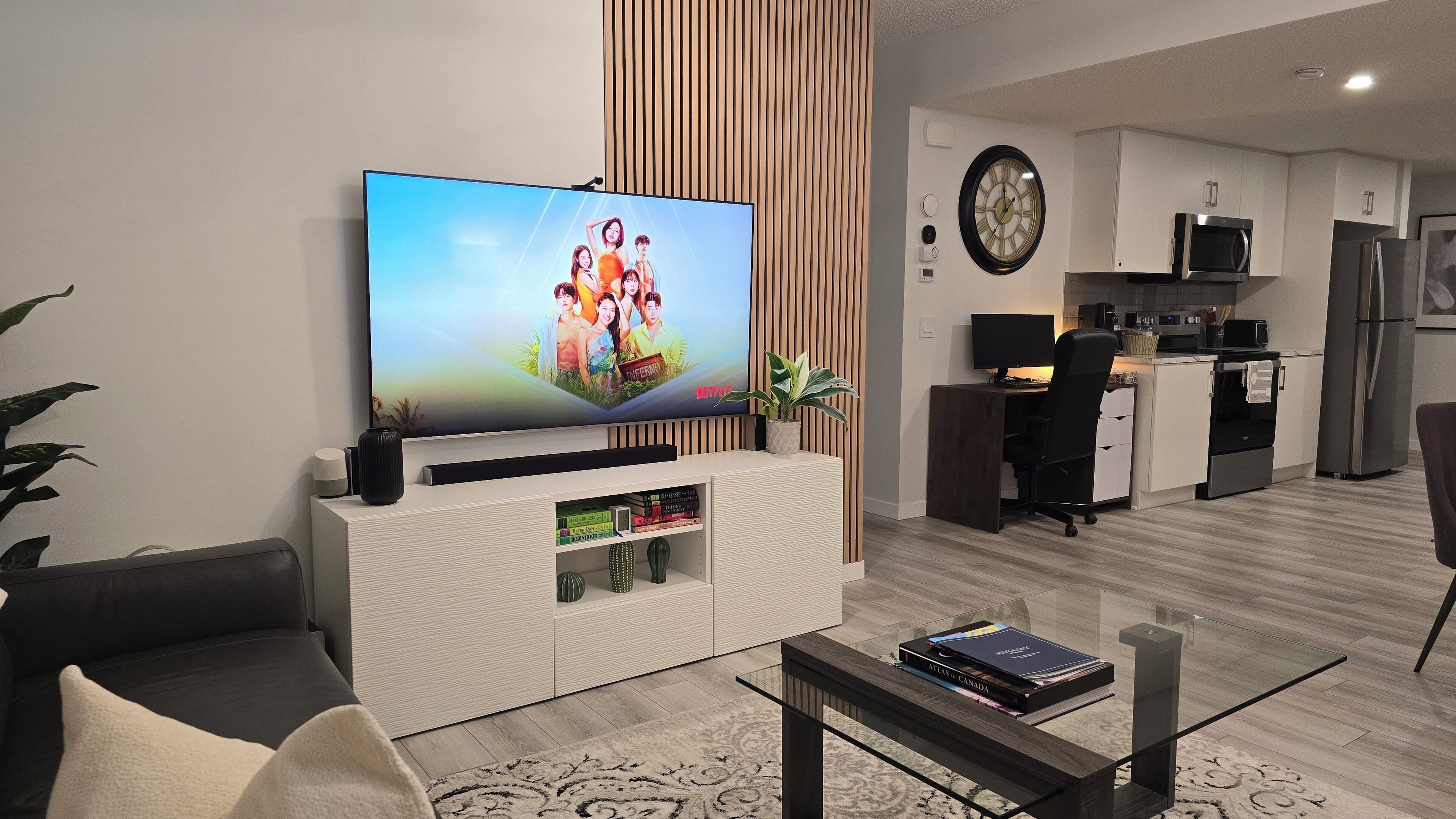 スマートテレビ、書庫、PC モニター