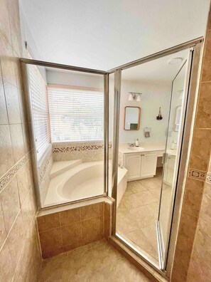 Combined shower/tub, hair dryer, towels, soap - Cozy Oasis Pool Home-1 Min from Baptist Hospital (Miami)
