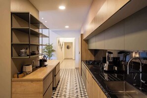 Een koelkast, een magnetron, een vaatwasser