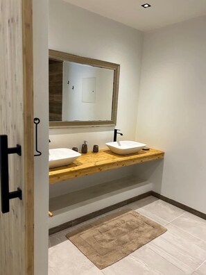 Suihku, hiustenkuivaaja, pyyhkeet, vessapaperi