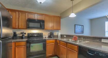 Glenmore-Quiet, home near EVERYTHING!