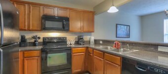 Glenmore-Quiet, home near EVERYTHING!