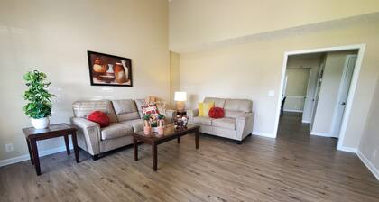 Glenmore-Quiet, home near EVERYTHING!